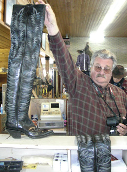 Robert Thoresen - Tim Morey analyzing Gaucho boots