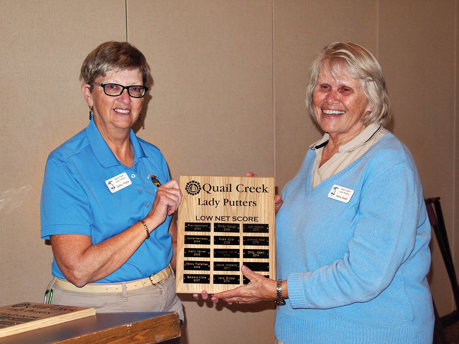 Putters President Cathy Thiele (left), presents the Lowest Average Net Score plaque to Neila Kozel who maintained an average of 34.4 for 2015; photo by Sylvia Butler.